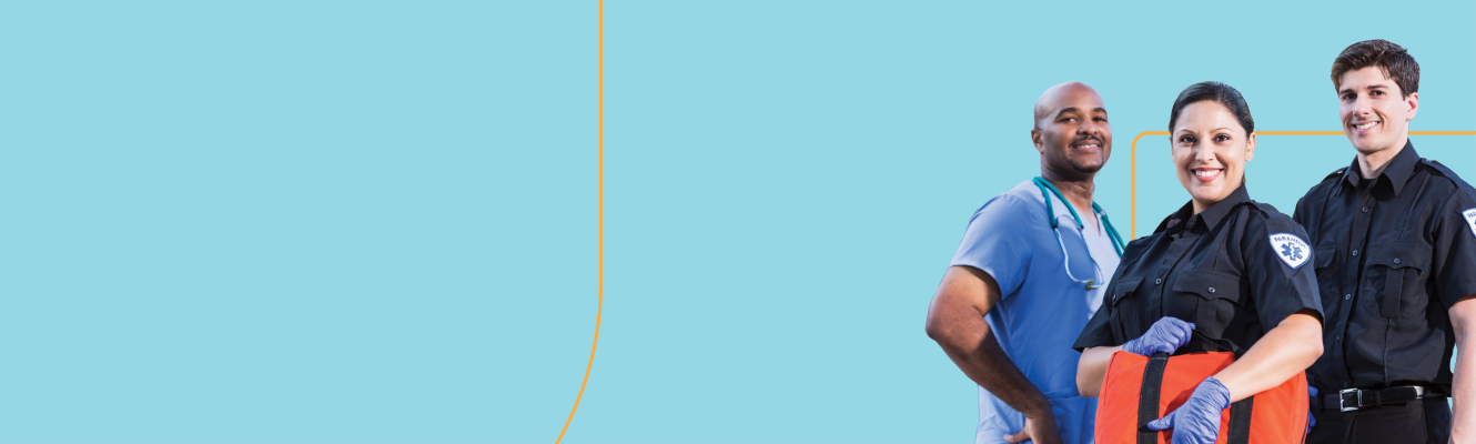 Profesionales de la comunidad sonriendo: personal médico, paramédico y oficial de policía